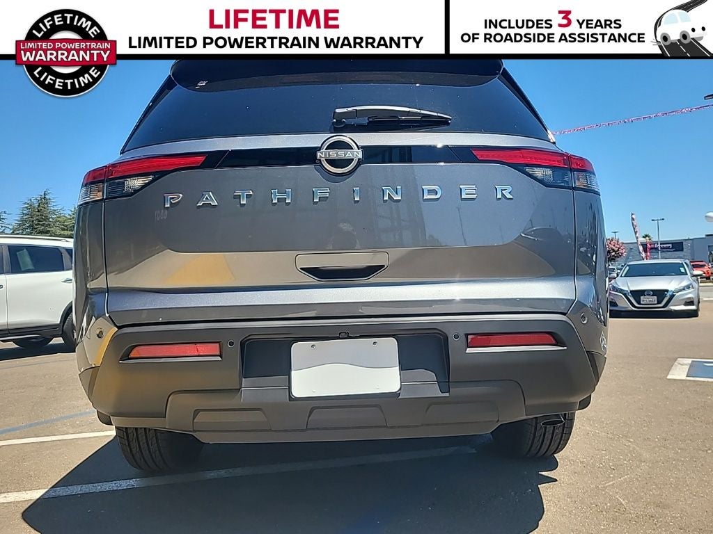 2025 Nissan Pathfinder SV